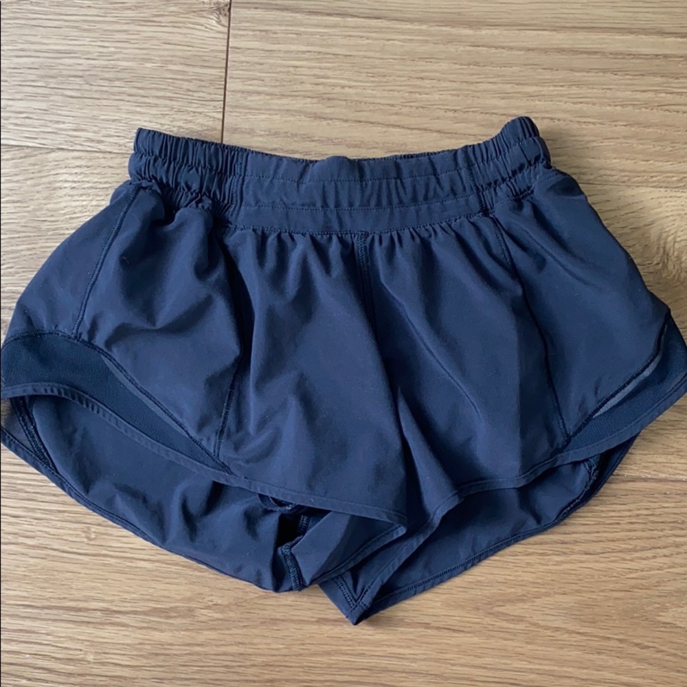 LULULEMON HOTTY HOT SHORT SIZE 4 regular